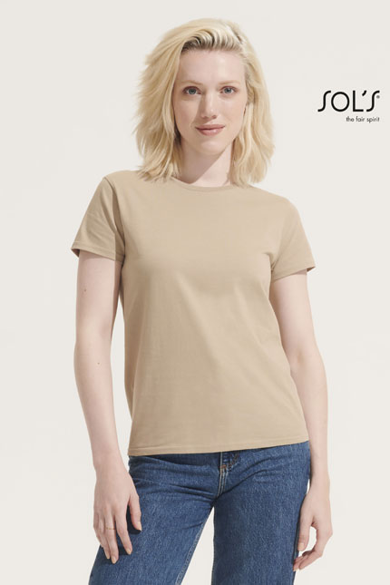 Pioneer Women - 03579ΜΠΛΟΥΖΕΣ / SOLSΓυναικείο οργανικό T-shirtΠεριγραφή:Επαγγελματική ένδυση που συνδυάζει στυλ και άνεση. Το κοντό μανίκι, η στρογγυλή λαιμόκοψη με ριπ και η στενή γραμμή δημιουργούν μια κομψή εμφάνιση. Είναι κατασκευασμένο χωρίς πλαϊνές ραφές, προσφέροντας άριστη εφαρμογή. Το T-shirt έχει ελαφριά φακαρόλα στο λαιμό και έχει υποστεί κατάλληλη επεξεργασία με ένζυμα για περισσότερη απαλότητα και λεία υφή.Σύνθεση:Jersey 175g/m² - 100% Οργανικό βαμβάκι λαναρισμένο με επεξεργασία ενζύμωνΕφαρμογή ως Επαγγελματική Ένδυση:Ιδανικό για επαγγελματικές περιστάσεις, όπως σε γραφεία ή χώρους που απαιτούν casual εμφάνιση. Επίσης, μπορεί να χρησιμοποιηθεί σε εκδηλώσεις και επιδείξεις, προσφέροντας επαγγελματική εμφάνιση που συνδυάζει άνεση και στυλ.Δυνατότητα Προσαρμογής:Διαθέτει επιλογές για εκτυπώσεις λογότυπου ή μηνύματος του πελάτη, ώστε να προσαρμοστεί σύμφωνα με τις ανάγκες σας.Διατίθεται σε ποικιλία χρωμάτων για να καλύψει τις προτιμήσεις σας και να προσφέρει ανεπιτήδευτο στυλ στην επαγγελματική ένδυση.